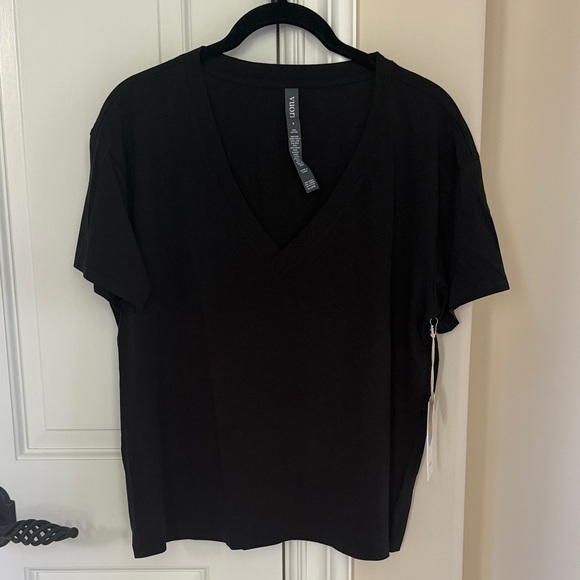 NWT Vuori Sutton V-Neck Tee - Picture 1 of 5
